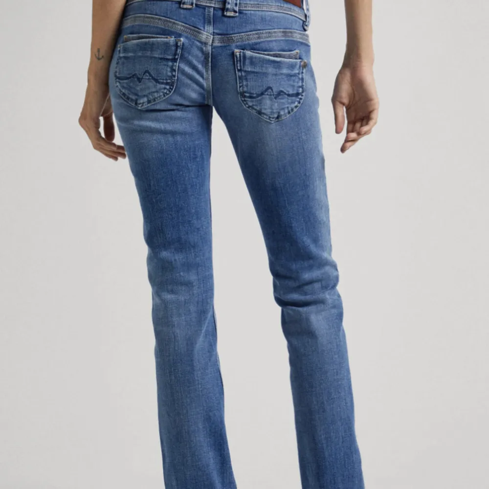 Lägger ut mina pepe venus jeans igen❤️ de är i modellen straight och säljer på grund av att de är för små ❤️  nypris är 1000kr säljer direkt pris 599kr men kan tänkas sänka priset mycket❤️ säljer ett par likadana i en nörkare färg också. Jeans & Byxor.