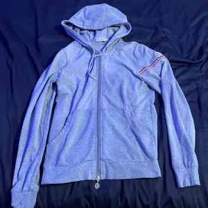 Moncler hoodie  - Tjena säljer denna moncler hoodie. Nypris ca. 6000 mitt pris 2500 Priset är inte hugget i sten. Hör av er vid intresse!