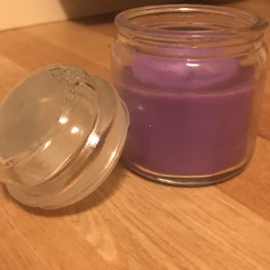 Lavendel ljus  - Här är ett fint lavendelkvistar som är helt oanvänt och i nyskick. Köptes för 50 kr. 
