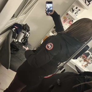 Canada goose jacka - Canda goose jacka parka lång modell, köpt 2021 och säljer då jag använder en annan jacka nu. Kvitto finns ej kvar men de finns äkthetsbevis på sista bilden. Jackan är i storlek xs och passar mig som även har S ibland❤️‼️MODELLEN ÄR UTAN PÄLS ‼️