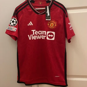 Manchester United Hemmatröja 2023/2024 - Tröjan är authentic och är helt oanvänd. Jag köpte denna till en vän som födelsedags present men tyvärr så passa den ej honom och de fanns inte möjlighet till reklamation för tröjan efter att 14 dagar passerat. 