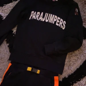 Parajumpers dress - Parajumperdress storlek Y-M i tröjan. Storlek Y-S i byxorna. Settet motsvarar storlek xs alt liten s.