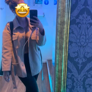 Kappa från Gina tricot  - Ljus brun/ beige kort kappa, lite oversize väldigt varm och skön köpt i våras och använd då och lite nu på hösten.  Köpt för 700kr, säljes för 500kr pris går att diskutera. 