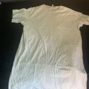 Säljer denna ” t-shert klänningen” från H&M använd några gånger 