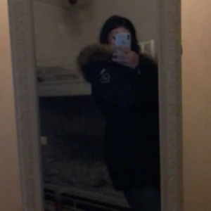 Rockandblue jacka - Knappt använd jacka med mycket bra skick. Har använt under ett halvår och inte mer än så. Riktig päls och kvittot kan ingå, priset kan diskuteras.