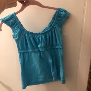 Gullig blå topp - Jätte gullig ljus blå topp. 💙Köpt från secondhand men den är i välldigt bra skick🌀