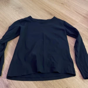 Långärmad tröja  - En svart långärmad tröja! 