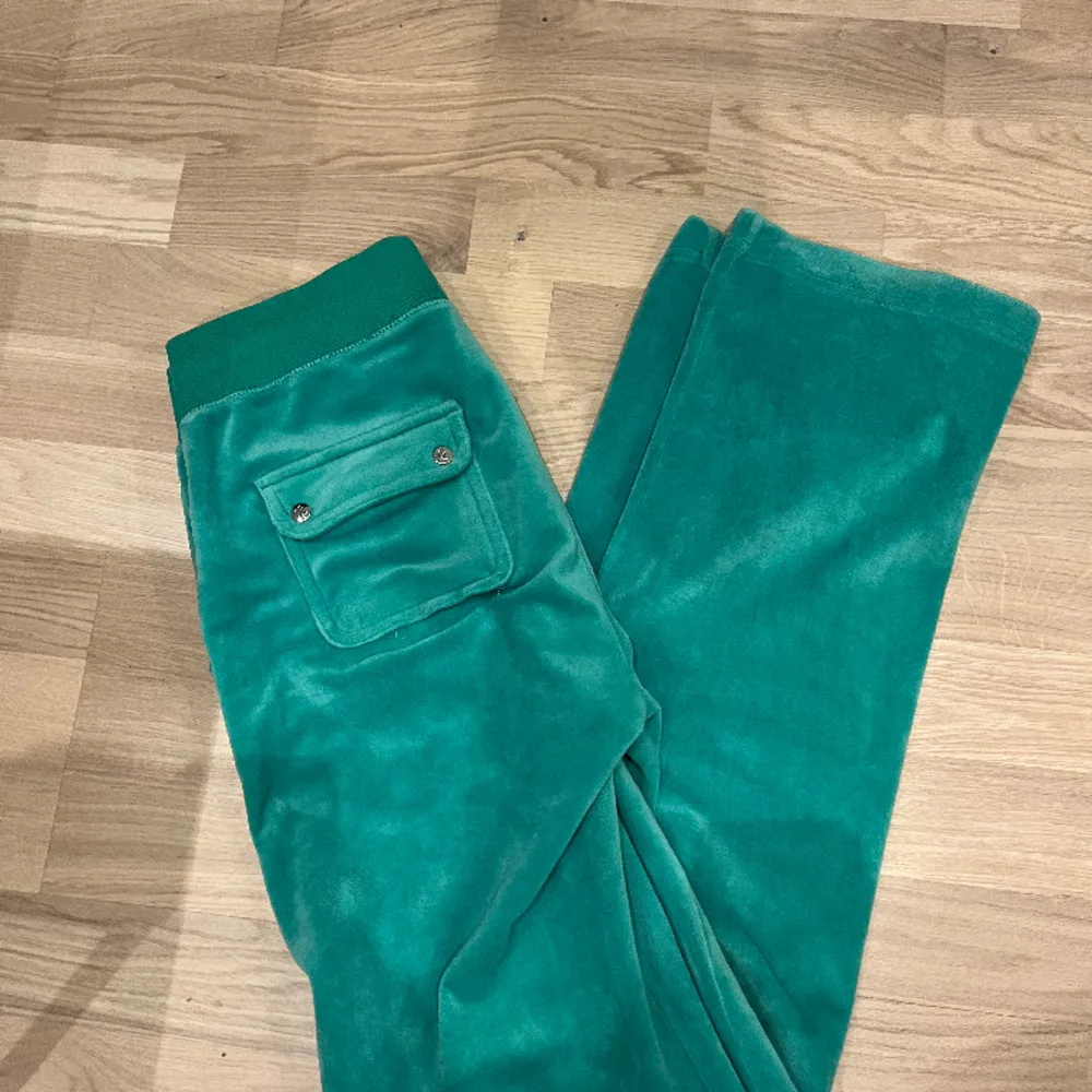 säljer mina gröna juicy byxor som är i väldigt bra skick! 💘(pris kan diskuteras vid snabbt köp). Jeans & Byxor.