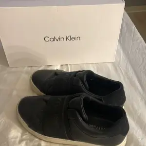 Calvin Klein skor med box. Använd fåtal gånger så fint skick. Tvättas så klart innan dom postas