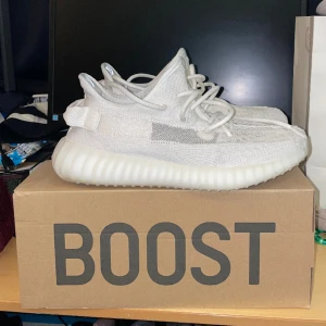 Yeezy 350 v2 bone - Supersnygga och sparsamt använda yeezy 350 v2. Skorna är sjävklart äkta och ett online kvitto från JD sports finns. Kan mötas i Västerås eller fraktas, frakt betalas av köparen. Tveka inte på att höra av dig vid frågor