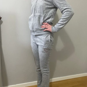 Juicy couture grå - Juicy couture set i velour. 10/ 11 år. 