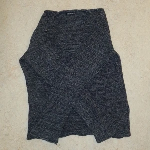 American apparel tröja S HERR  - Tröja från american apparel, herr strl S. Den har släppt lite i sömmen upp emot kragen, se bild där jag har markerat. Men tycker inte det syns så mycket, spec. inte om. man har en mörk tröja under. Annars i bra  skick. Kanske en julklapp till din pojkvän?