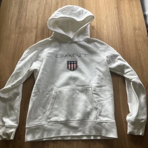 Vit gant hoodie  - Vit gant hoodie köpt på kidsbrandstore så det är barnstorlek 170cm/15år alltså ungefär small i vuxen storlek, använd ett fåtal gånger, köpt för 899kr💗