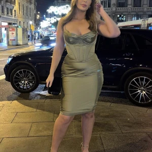 House Of Cb klänning - Så sjukt snygg house of cb klänning i strl M! Passar sjukt bra nu till nyår 🤩❤️ Använd 1 tillfälle så den är i nytt skick! Nypris 170€