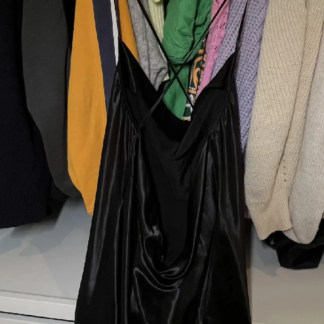 Svart satin klänning - 90