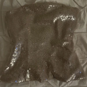 Topp - Så snygg topp från zara som knappt är använd!!😍