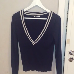 Fin mörkblå långärmad tröja v-ringning med vita ränder S - Fint skick. Gina Tricot strl S. Mörkblå med vita ränder. Djup v-ringning. 