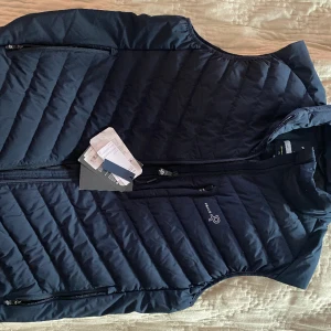 Pelle P dunväst xxl - Marinblå dunväst från Pelle P  (herr, strl XXL). Aldrig använd, nypris 1900kr