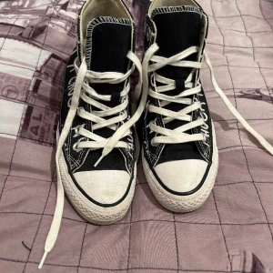 Converse strl 36,5 - Hej! Säljer mina converse slm jag har tagit på mig kanske en två gången då de var för små för mig. Kontakta mig gärna om ni är intersserade. Priset kan diskuteras. 