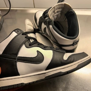 Nike Dunk Panda  - Säljer mina sparsamt använda panda dunks som är äkta, finns tyvärr inte kvitto kvar då jag köpte dem för snart tre år sen. Unisex och passar både kille och tjej.   Dem är lite sönder från insidan vid hälen, men detta som inte påverkar utseendet på utsidan