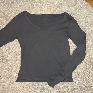 Långärmad topp - Mörkgrå långärmad topp från Brandy Melville som aldrig använts ❣️