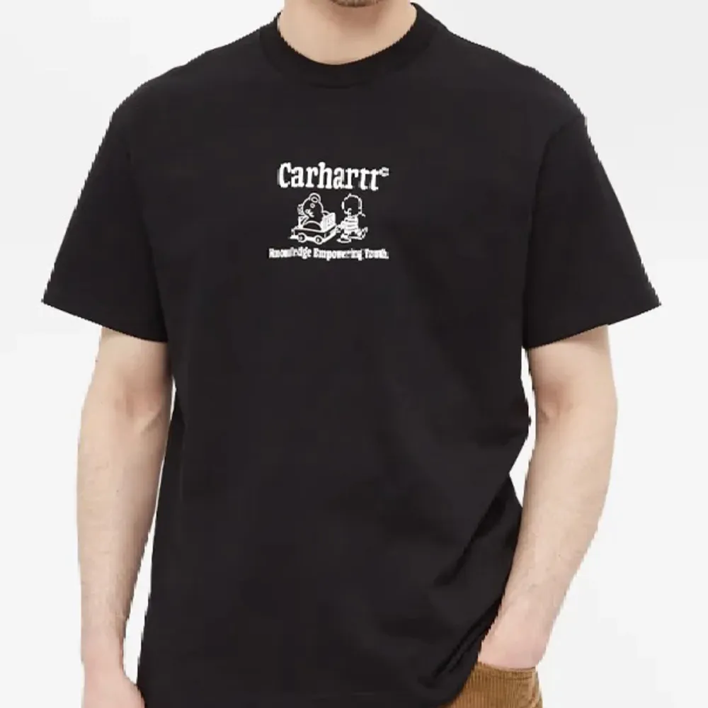 Svart Carhartt WIP T-shirt som säljes fortfarande inplastad (ordinariepris 549kr) . T-shirts.