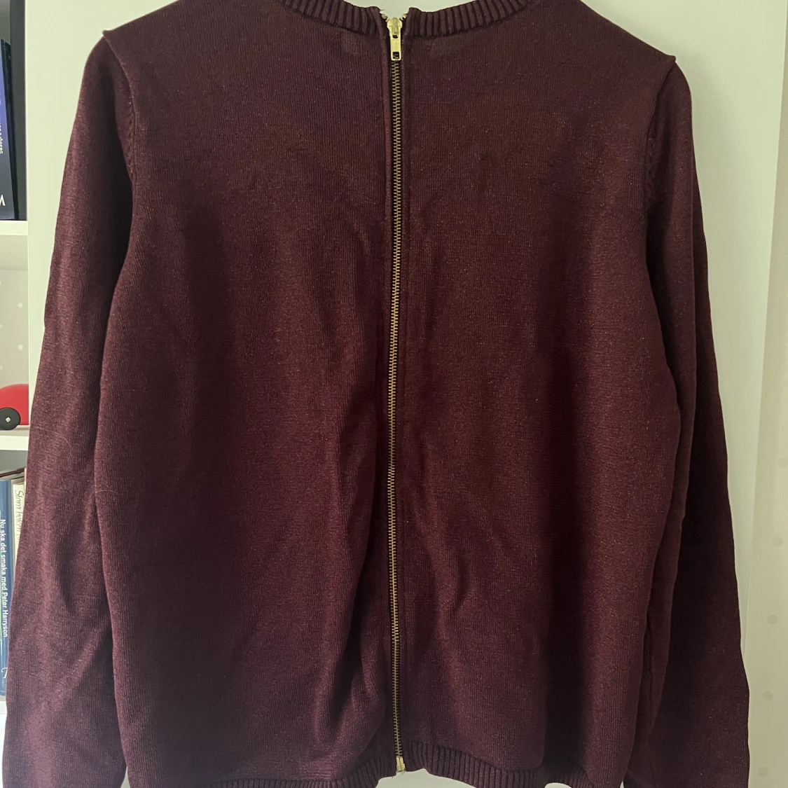 Tröja med dragkedja i ryggen