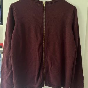 Tröja med dragkedja i ryggen  - Vinröd långärmad tröja med gulddragkedja i ryggen