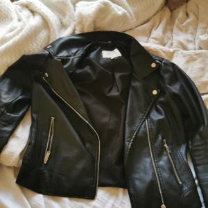 Skinnjacka  - Jag säljer denna skinnjacka från VILA i storlek M. Använts fåtal gånger, inga defekter. Skriv för fler bilder💕(pris går att diskutera) ❤️