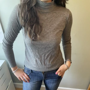 Polotröja  - Tajt grå och stretchig polotröja i gott skick⭐️