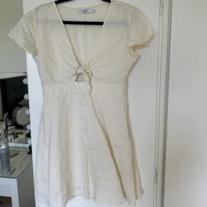Klänning från nakd - Klänning från nakd i linnematerial, storlek 36/S. Pris: 40 kr, köparen står för frakten. 