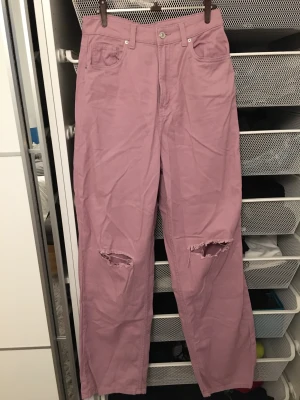 Ljuslila Jeans H&M - Ljuslila Jeans från H&M i storlek 34. 