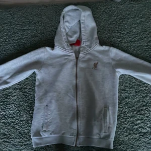 Liverpool hoodie - Fet Liverpool hoodie säljes i väldigt bra skick!