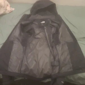 The north face vindjacka/regn - Skicka 9/10 riktigt skön jacka nu när det regnar och blåser så mycket men endå är varmt