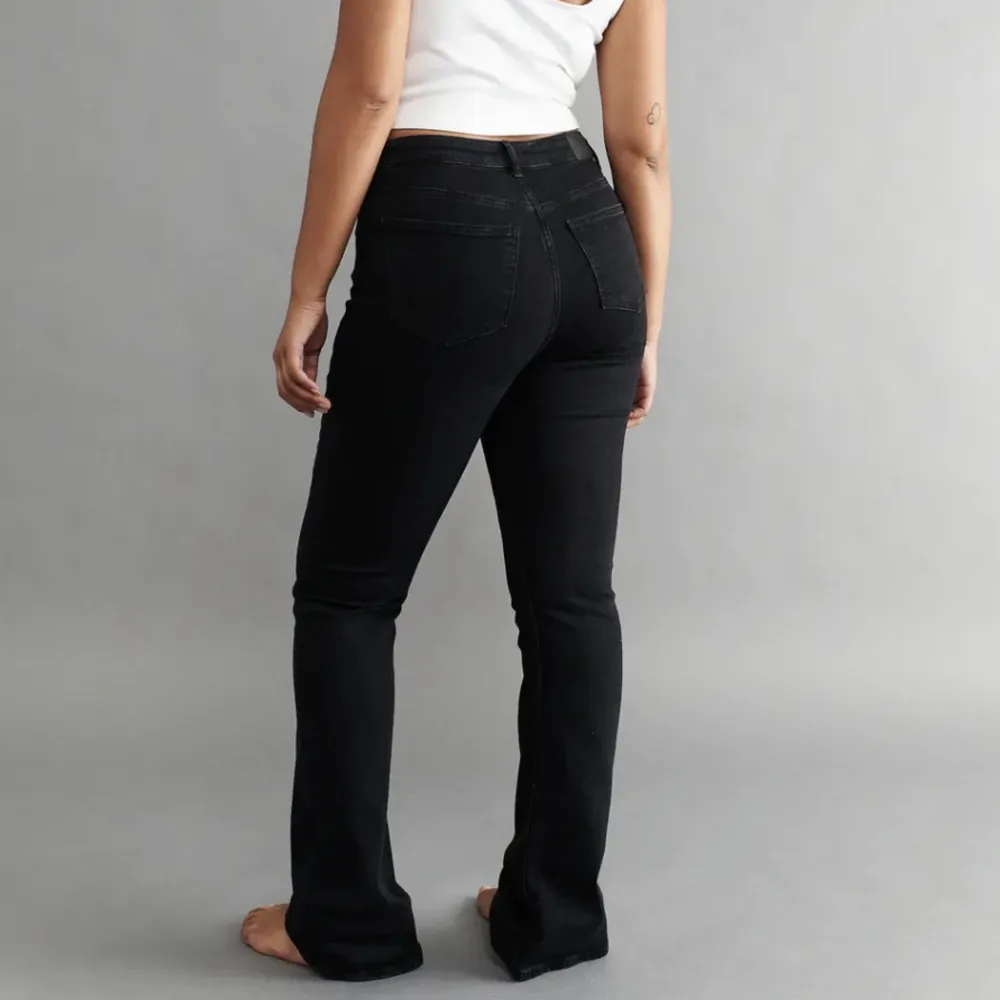 Bootcut jeans, aldrig använda. Köpte dom för 499kr och säljer för 300kr. Dom är i storlek 32 och sitter jätte bra på mig som är 170cm. . Jeans & Byxor.
