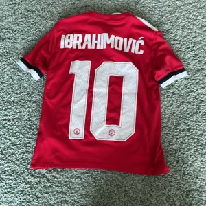 Man utd tröja - Man utd tröja säljes med Ibra på ryggen!
