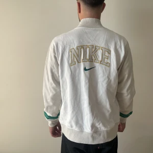 Nike collegejacka  - Oanvänd college jacka ifrån Nike, jackan är aldrig använd och har lappar kvar. Plagget är i storlek M/L