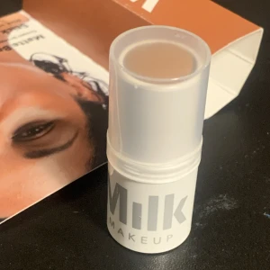 Milk bronzer  - En oanvänd milk bronzer i färgen baked. Kan tänka mig byta mot något. ❤️ ställ gärna frågor( den på bilden är min egna så det är ej samma i boxen!)