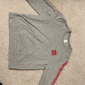 Sweatshirt Calvin Klein  - Skitsnygg sweatshirt från Calvin Klein som endast är använd ett fåtal gånger. Svalt och skönt material med mjuk insida!! Passar både killar och tjejer. 