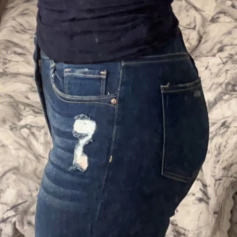 Mörkblå midwaist jeans med snygga slitningsdetaljer i storlek 36💙 Helt oanvända Är 159 för referens . Jeans & Byxor.