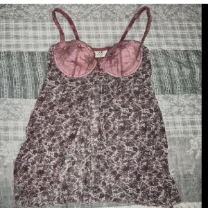 Nattlinne slipdress - Vintage nattlinne i stl 80b passar som en S/M med en öppning på magen (bild 2). Aldrig använd