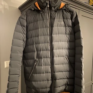 Pelle P jacka  - Tja, säljer en Pelle Pettersson jacka som passar perfekt nu till dom kallare tiderna. Jackan har lite defekter men som knappt syns eller som man tänker på. Skick 7/10 användt skick. Om du har några funderingar så är det bara skicka. Mvh 