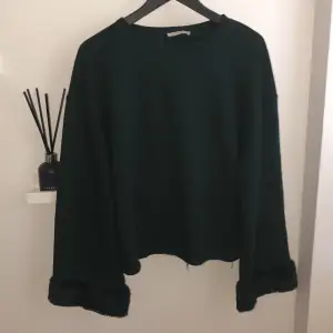 Grön tröja från Zara med ”päls” ärmar. Använd ett par gånger.