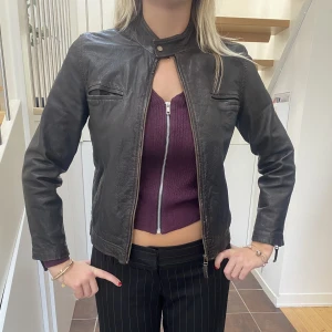 Skinnjacka - As snygg skin jacka! Från Massimo dutti boys🪩🪩 trendig🌟sitter som en XS dam