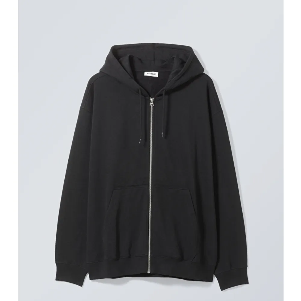 Säger denna hoodie från Weekday, inga defekter som jag har märkt, orginal pris : 450 kr. Hoodies.