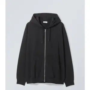 Säger denna hoodie från Weekday, inga defekter som jag har märkt, orginal pris : 450 kr