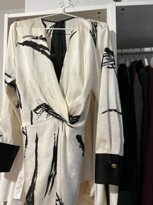 Blus från ZARA - Blus i mycket bra skick. Lågskuren. 