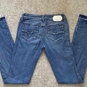 Säljer ett par jättefina diesel jeans köpta second hand! Storlek W24 L34. Använt ett par fåtal gånger så de är alltså i bra skick. Har även sytt om de till bootcut, skriv för fler frågor 💕