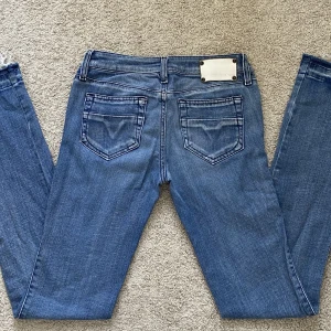 Diesel jeans  - Säljer ett par jättefina diesel jeans köpta second hand! Storlek W24 L34. Använt ett par fåtal gånger så de är alltså i bra skick. Har även sytt om de till bootcut, skriv för fler frågor 💕