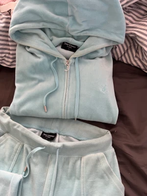 Juicy Couture set  - Suuuuper fin turkos aktig färg!! Köpt för ett år sedan men använd några få gånger. Några små små fläckar men försöker få bort alla om någon vill köpa!🤍. L på byxorna och M på tröjan.  Pris kan diskuteras!